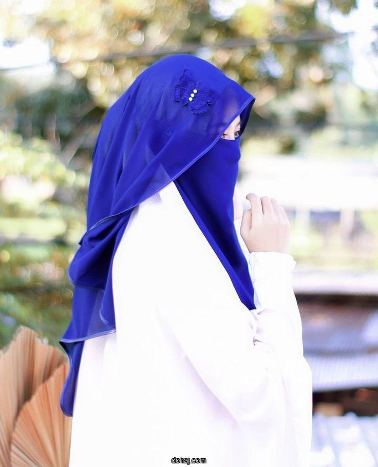 লাল বোরকা পরা মেয়েদের পিক