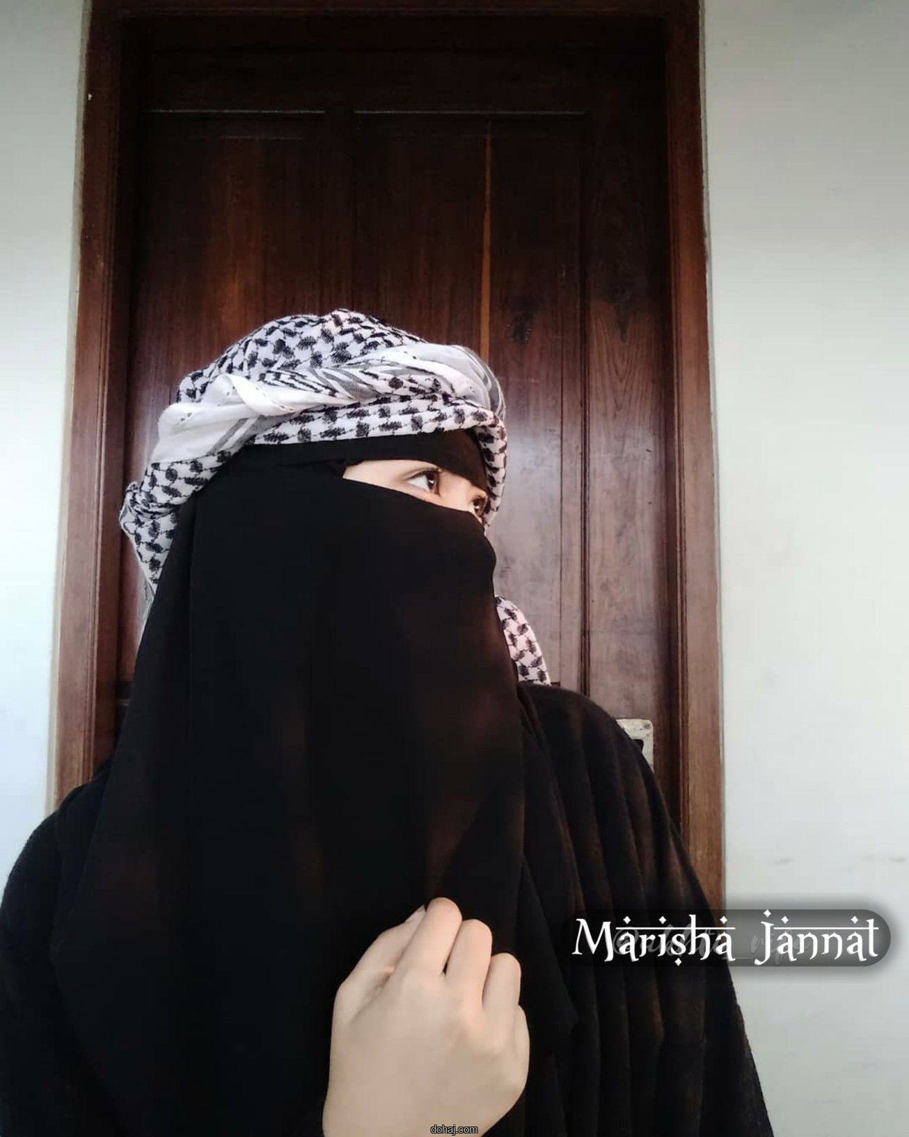 নীল হিজাব পরা পিক