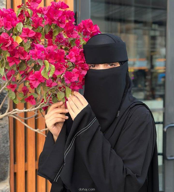 সাদা বোরকা পরা পিক