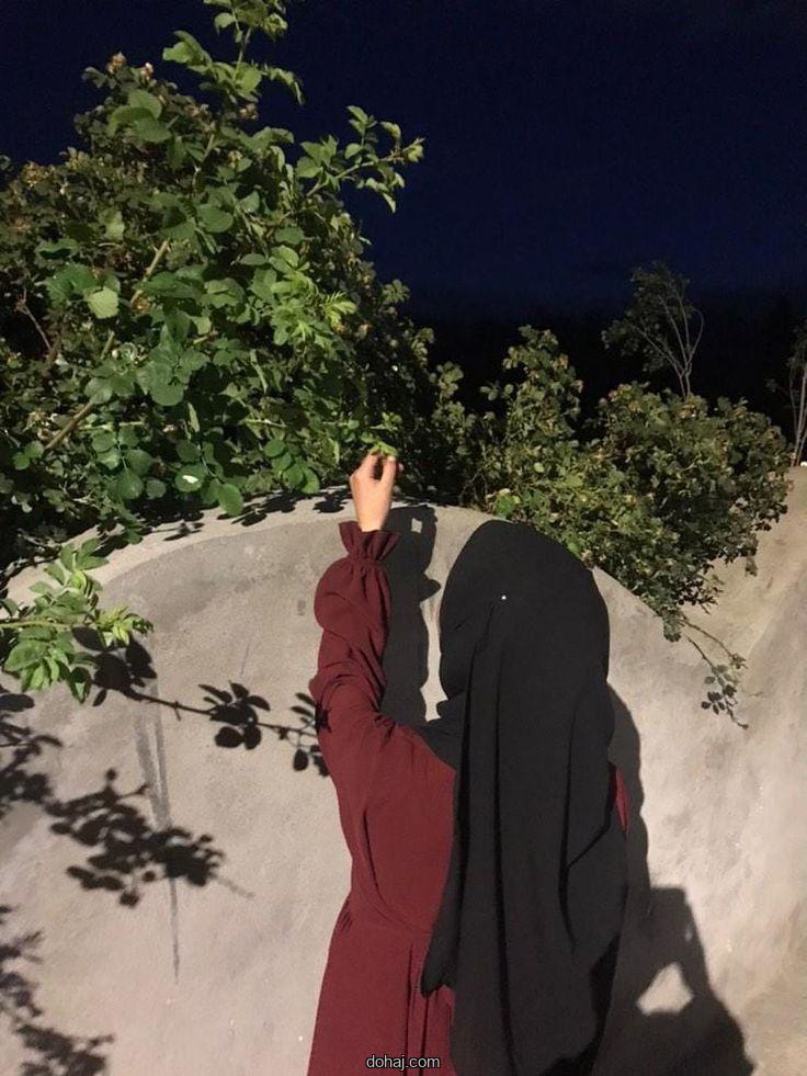 লাল বোরকা পরা পিক