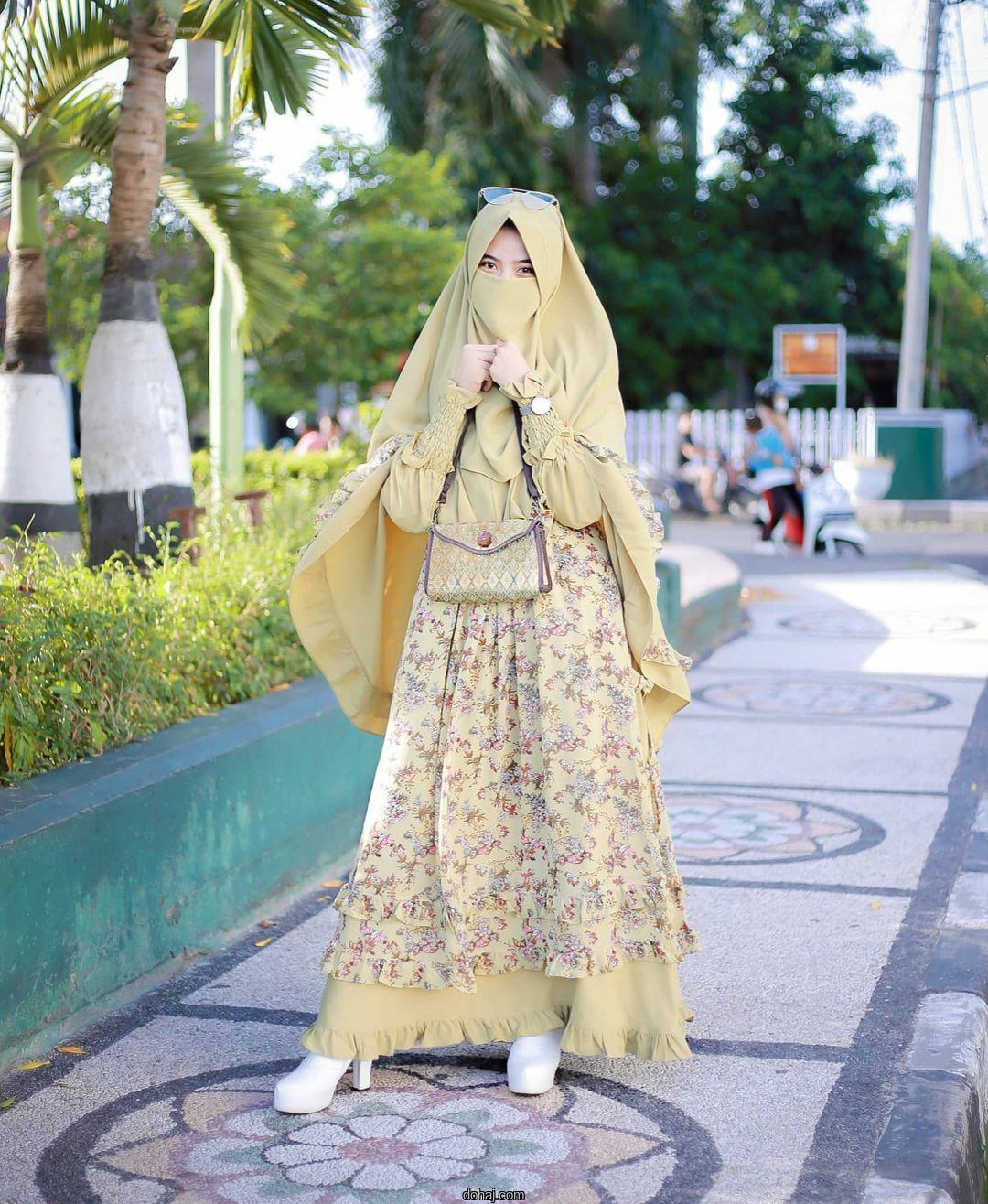 কালো বোরকা পরা পিক হিজাব