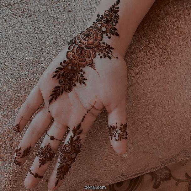 মেহেদী হাতে মেয়েদের পিক