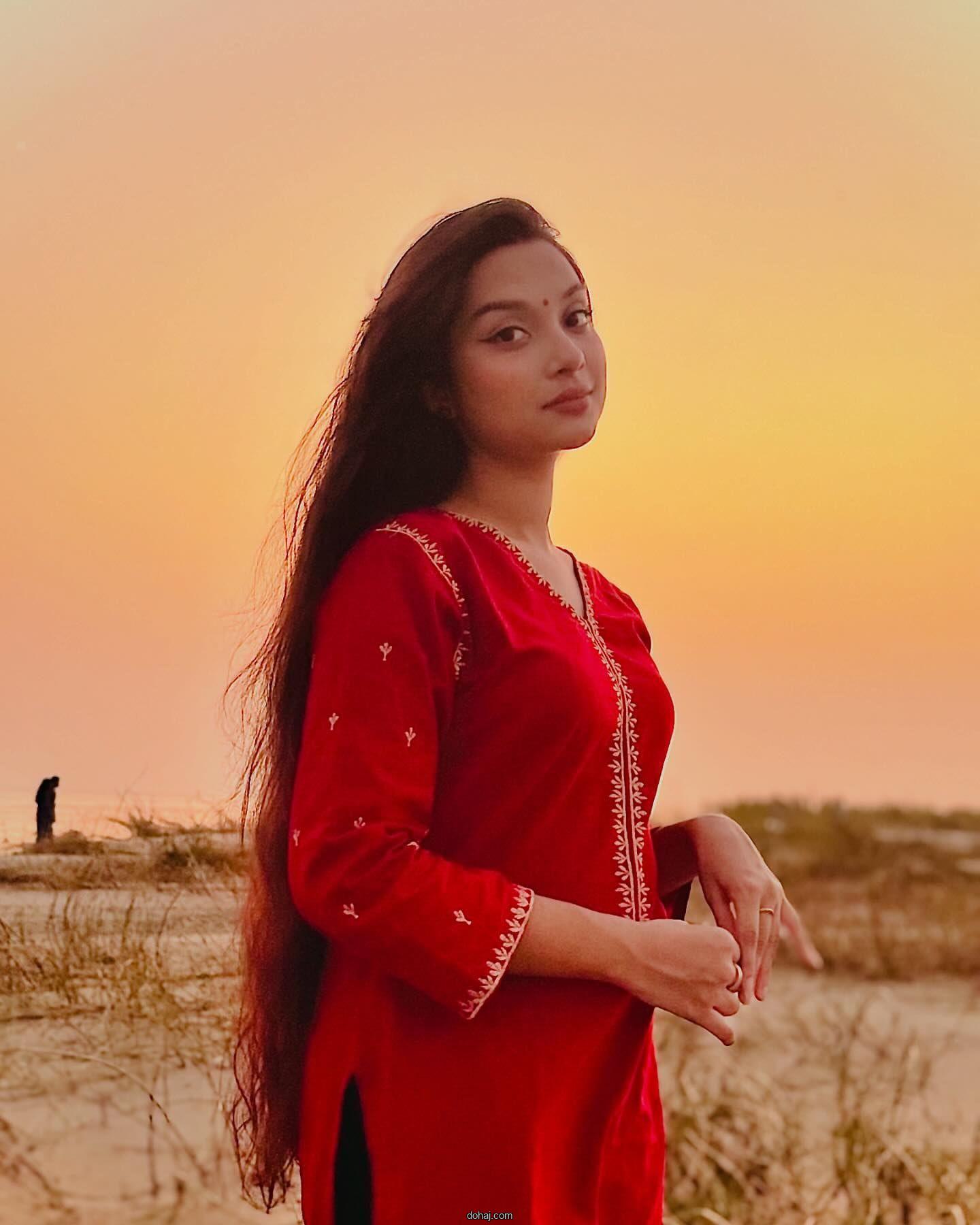 লাল শাড়ি পরা মেয়েদের পিক