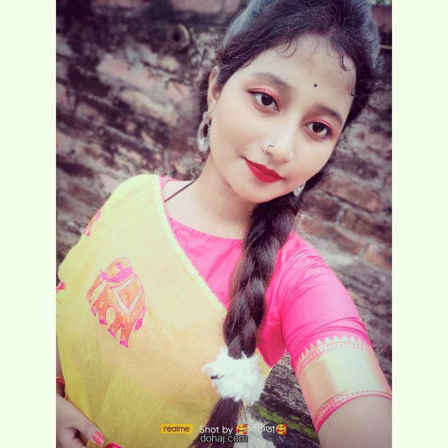 মাস্ক পরা স্কুল ড্রেস পরা মেয়েদের পিক