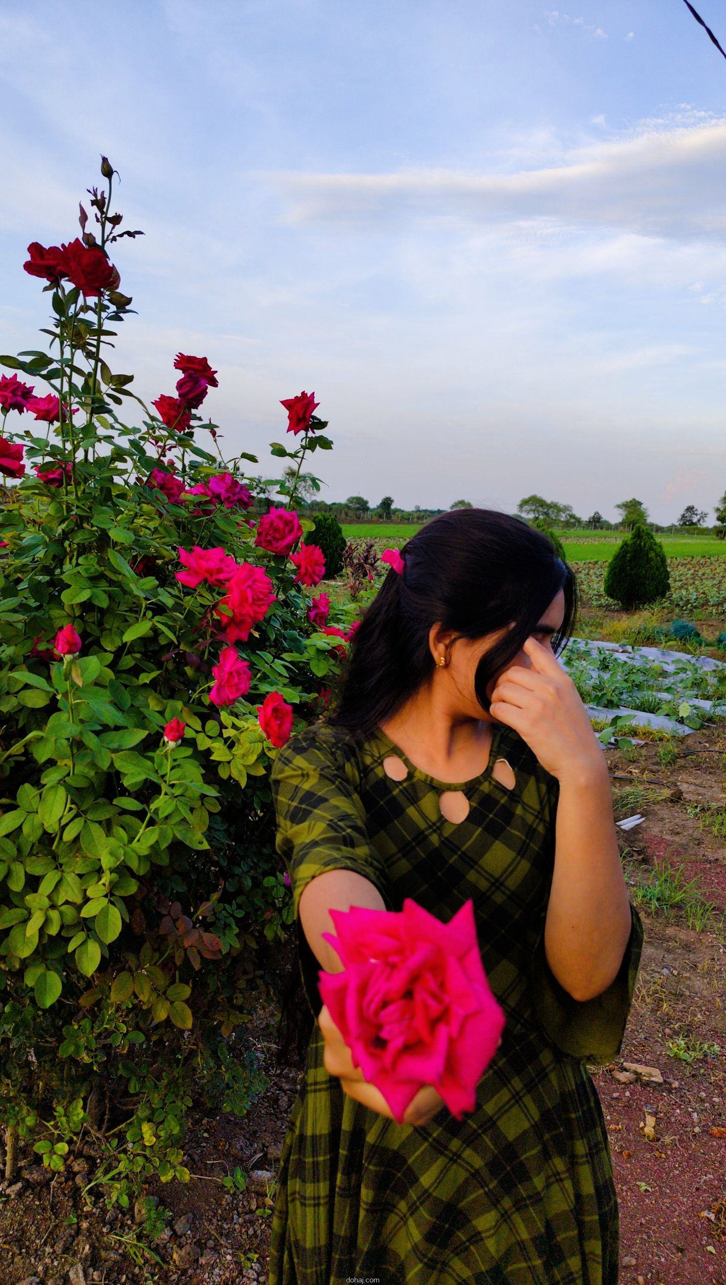 মেয়েদের হাতের পিক