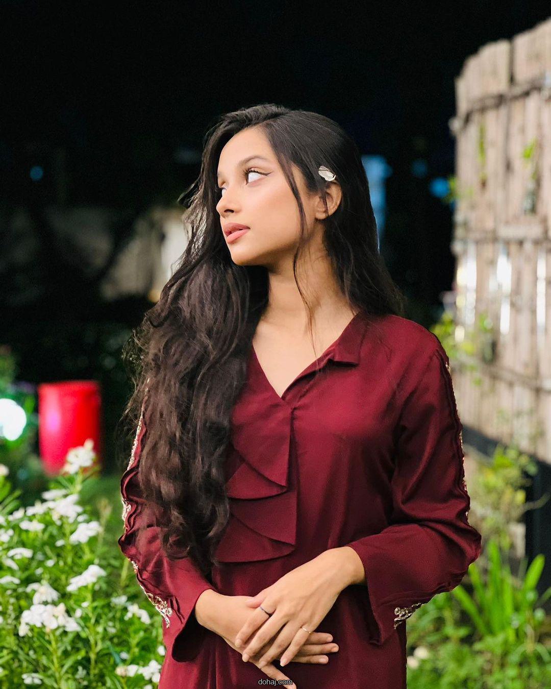 হলুদ শাড়ি পরা মেয়েদের পিক