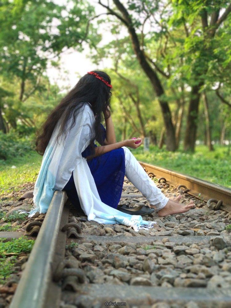 মাস্ক পরা মেয়েদের পিক তোলার স্টাইল