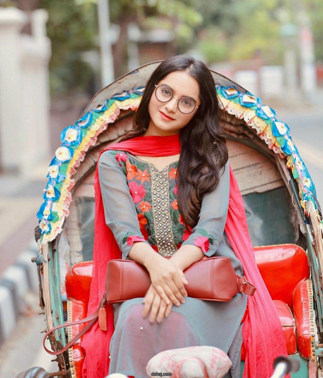 ফুল নিয়ে মেয়েদের পিক