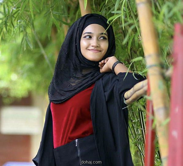 কালো চশমা পরা মেয়েদের পিক