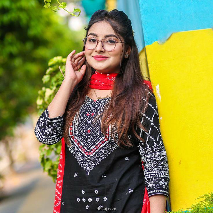 কষ্টের মেয়েদের পিক