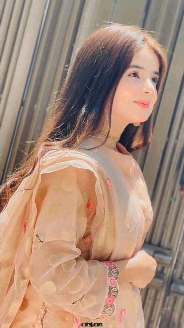 মাস্ক পরা স্কুল ড্রেস পরা মেয়েদের পিক