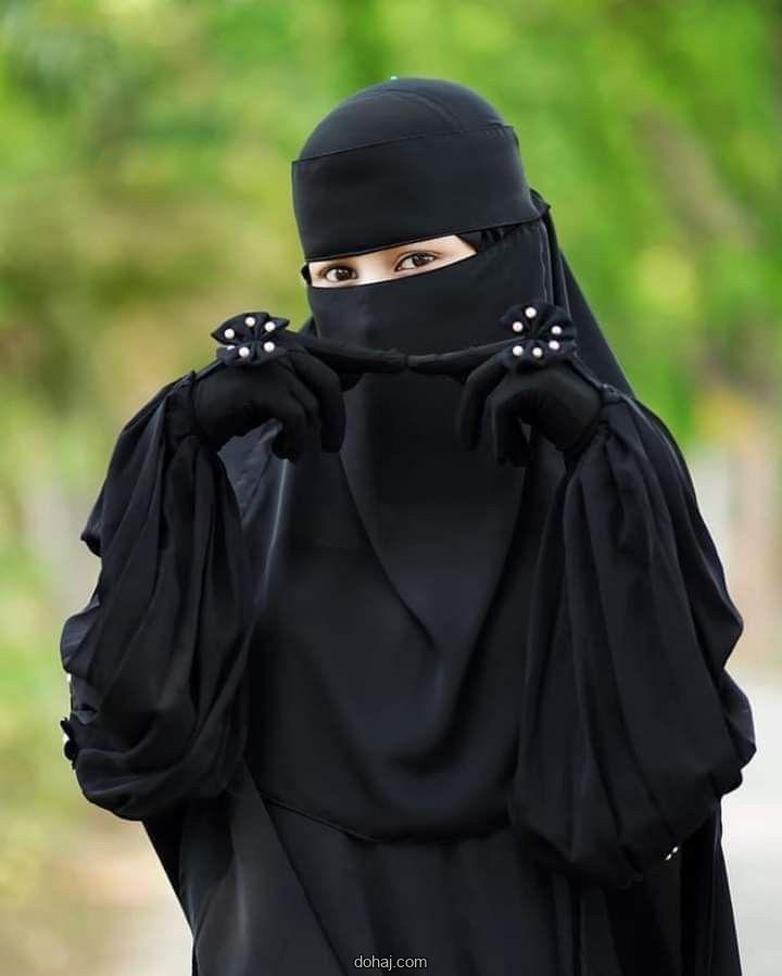 মেয়েদের হাতে টাকার পিক