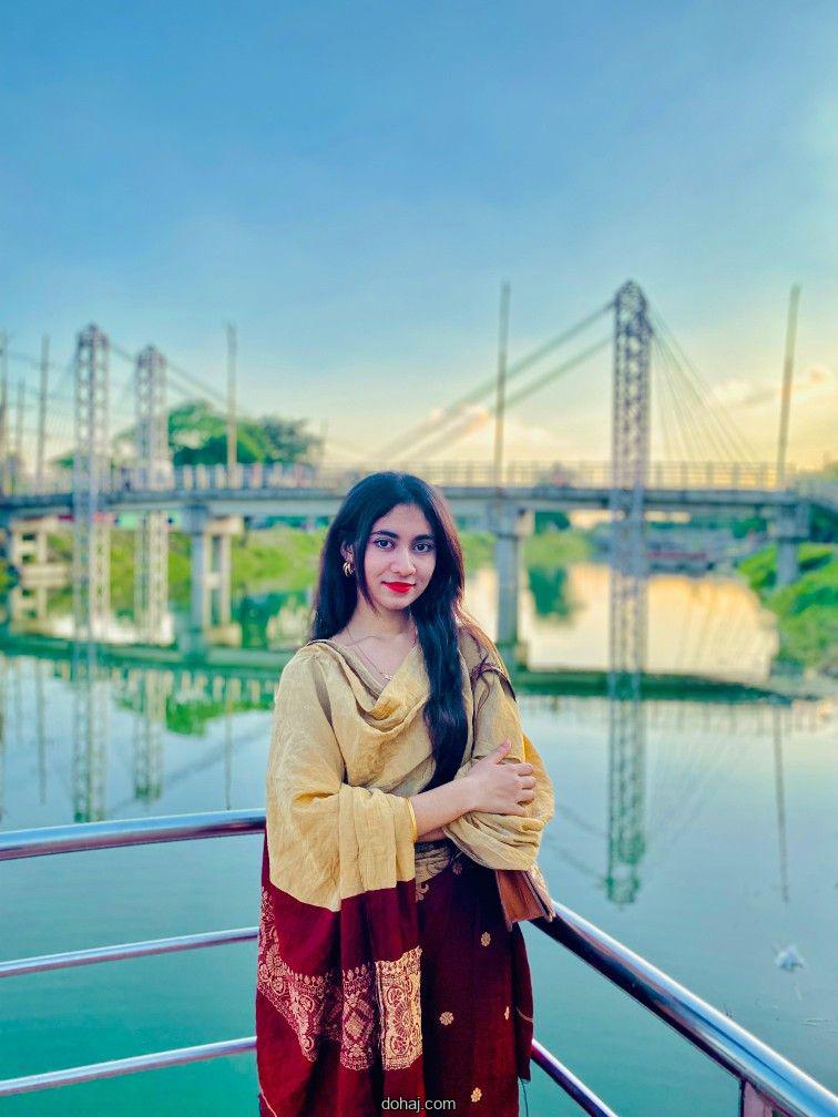 সাদা জামা পরা মেয়েদের পিক