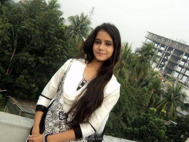 মেয়েদের মাস্ক পরা পিক