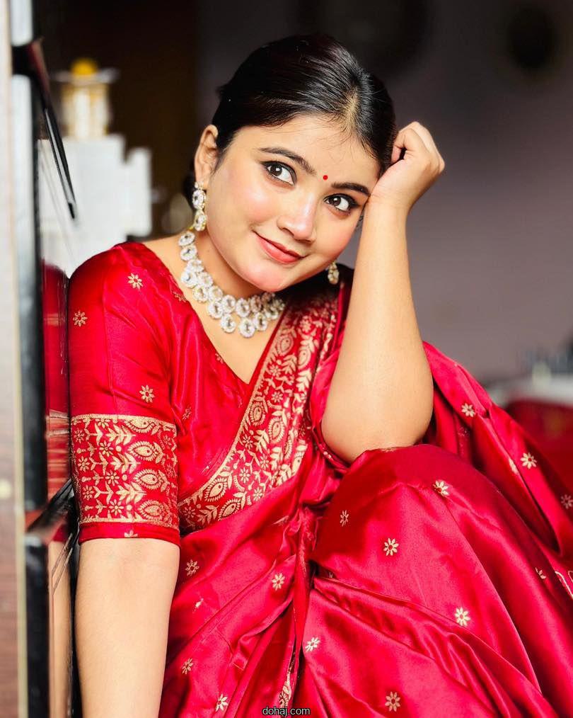 কালো শাড়ি পরা প্রোফাইল পিক