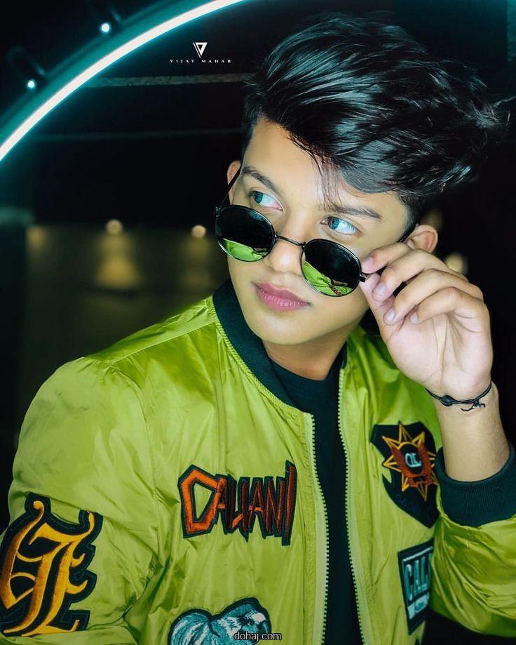 বাইকে বসা ছেলেদের পিক