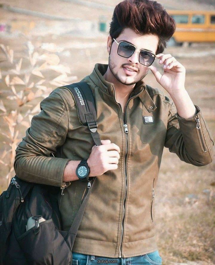 কেপ পরা ছেলেদের পিক