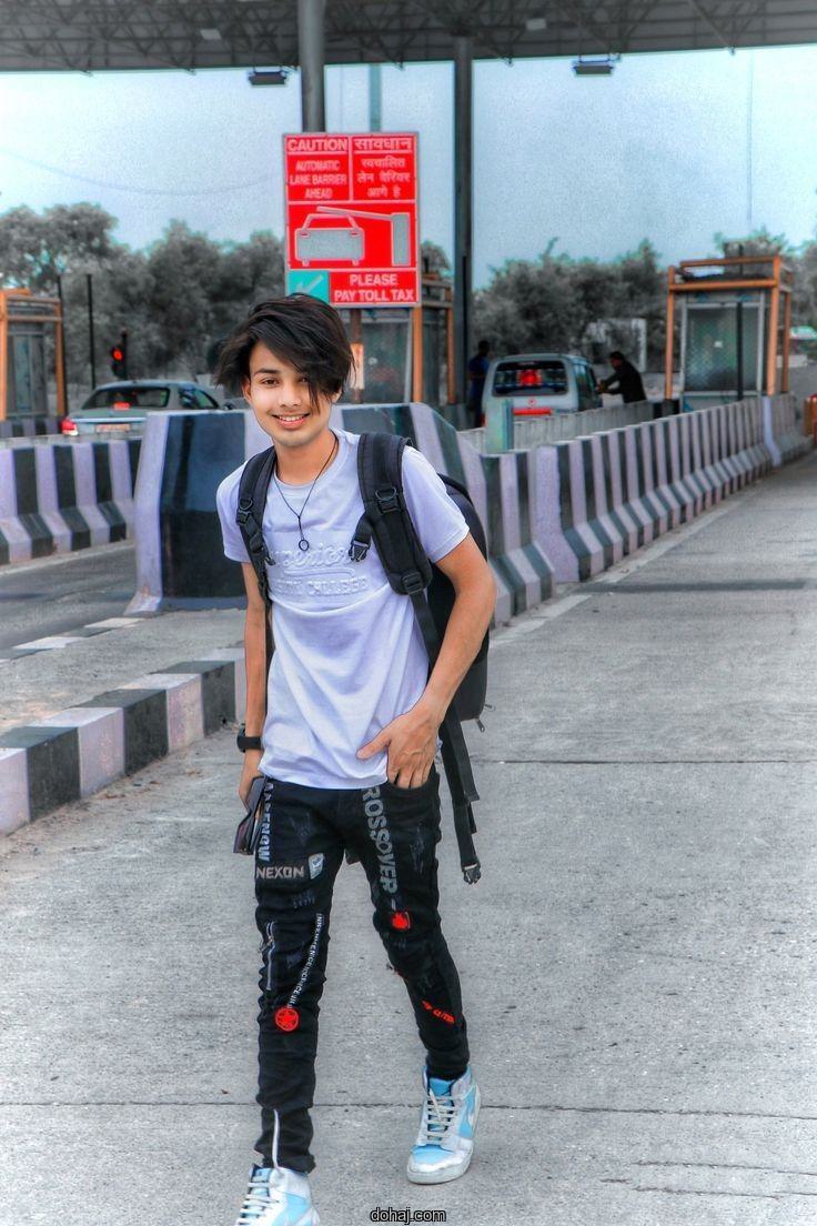 ফোন হাতে নিয়ে পিক ছেলেদের