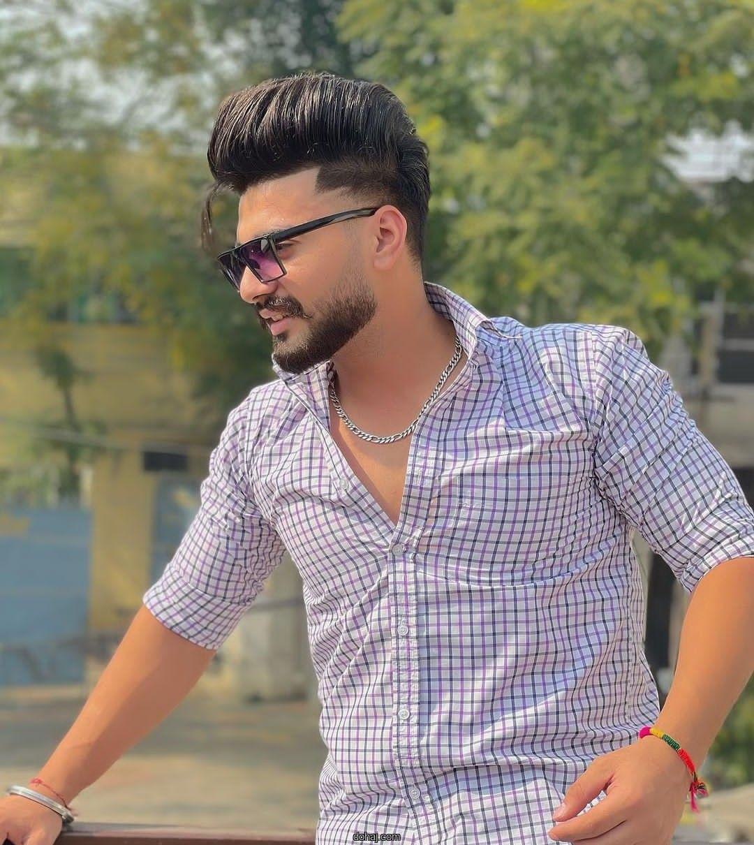 ছেলেদের হাতে বিষের বোতলের পিক