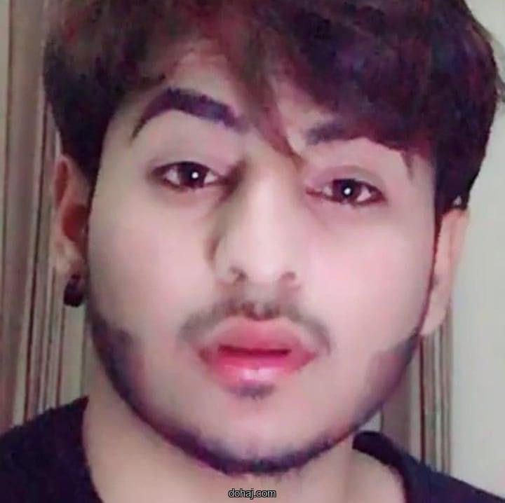 মাক্স পরা ছেলেদের পিক