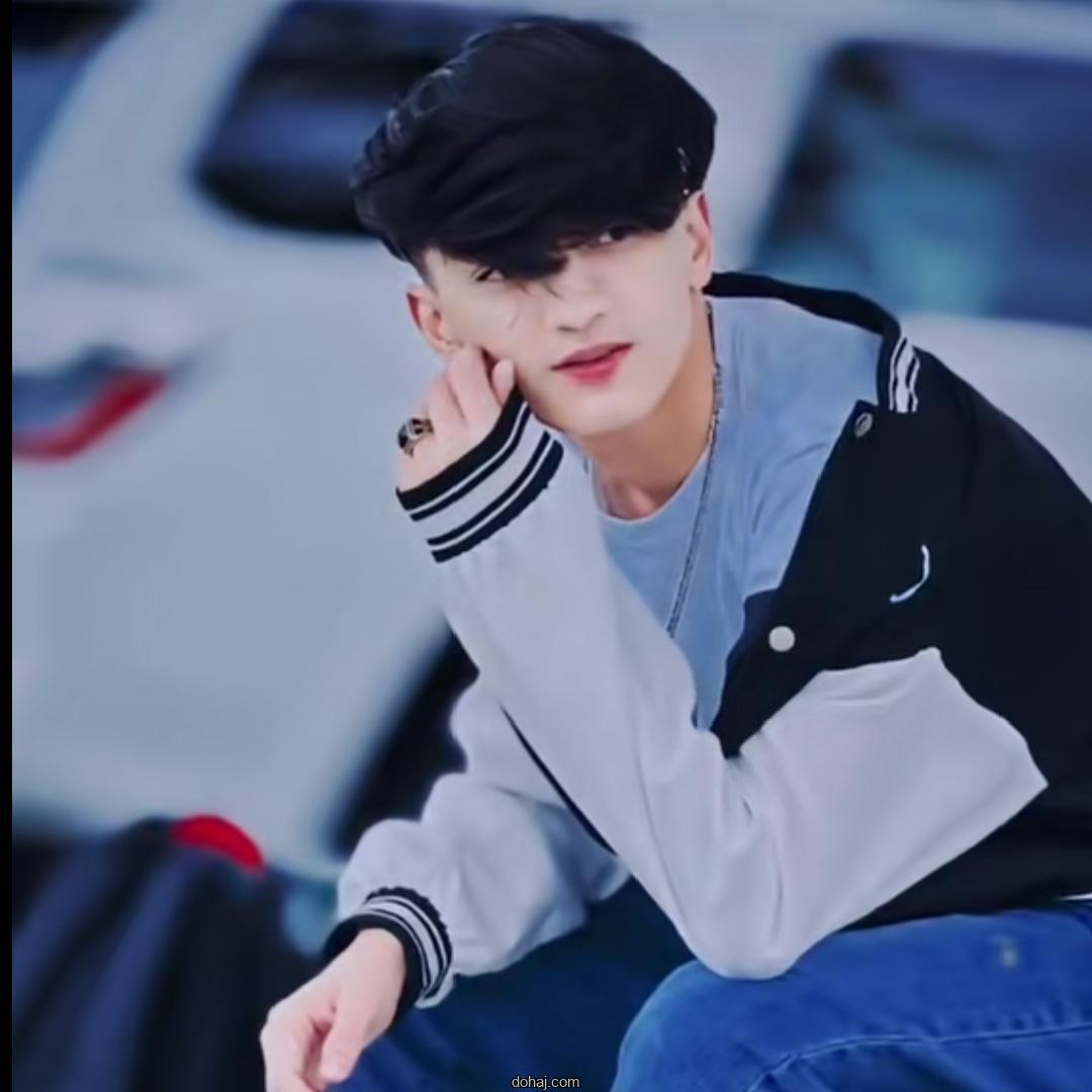 ছেলেদের হাতে ফুলের পিক