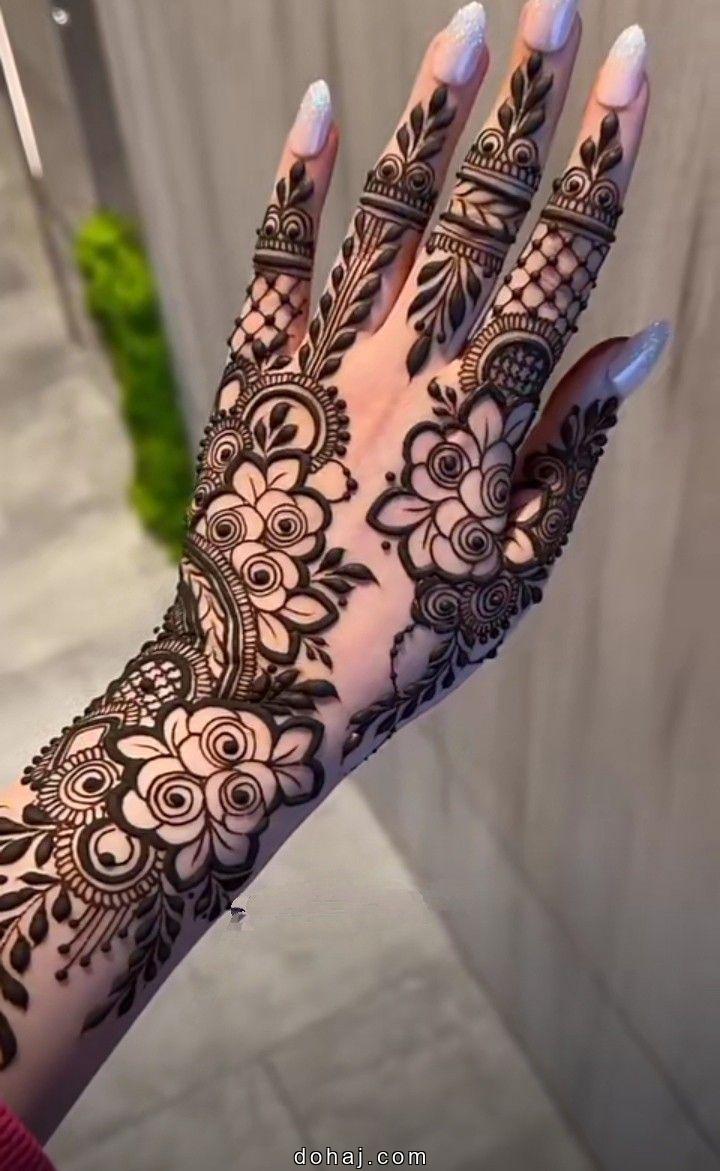 Circle Mehndi Design Front Hand
