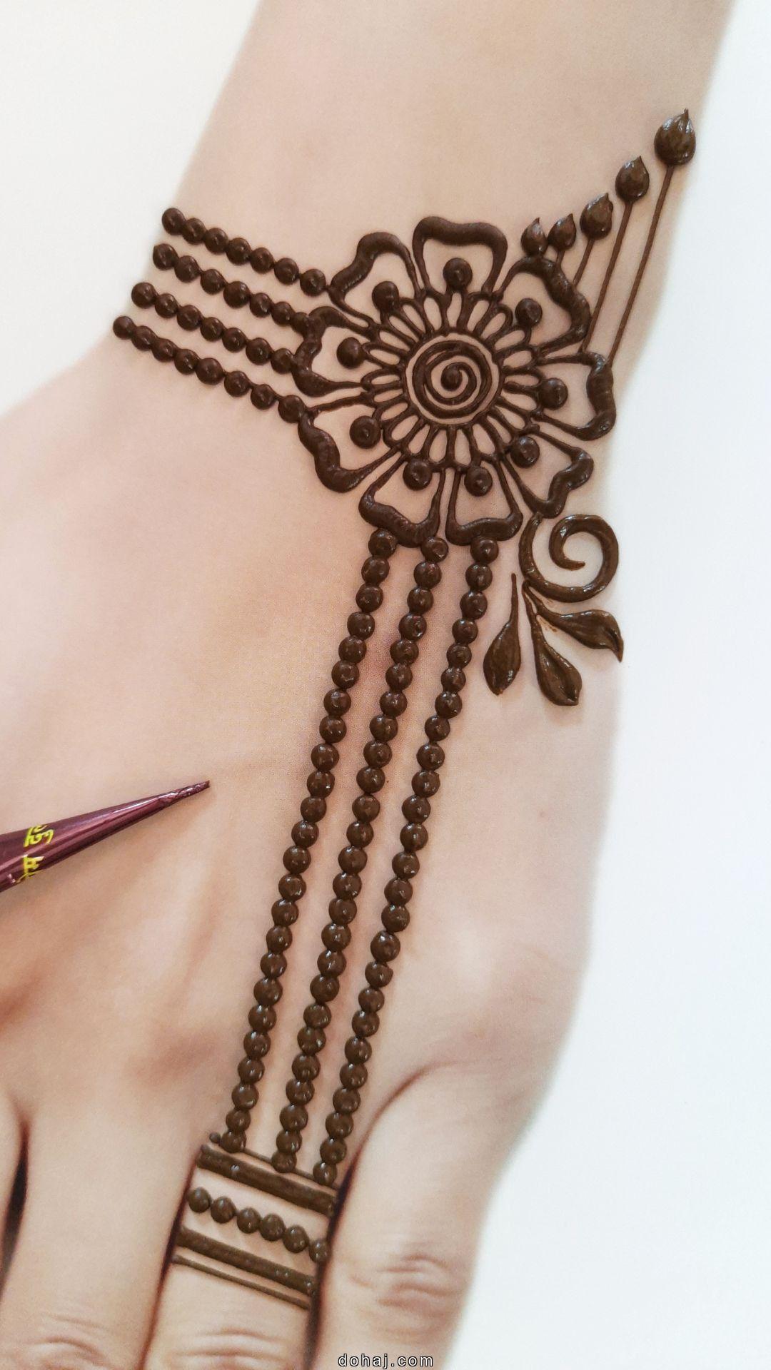 Easy Palm Circle Mehndi Design
