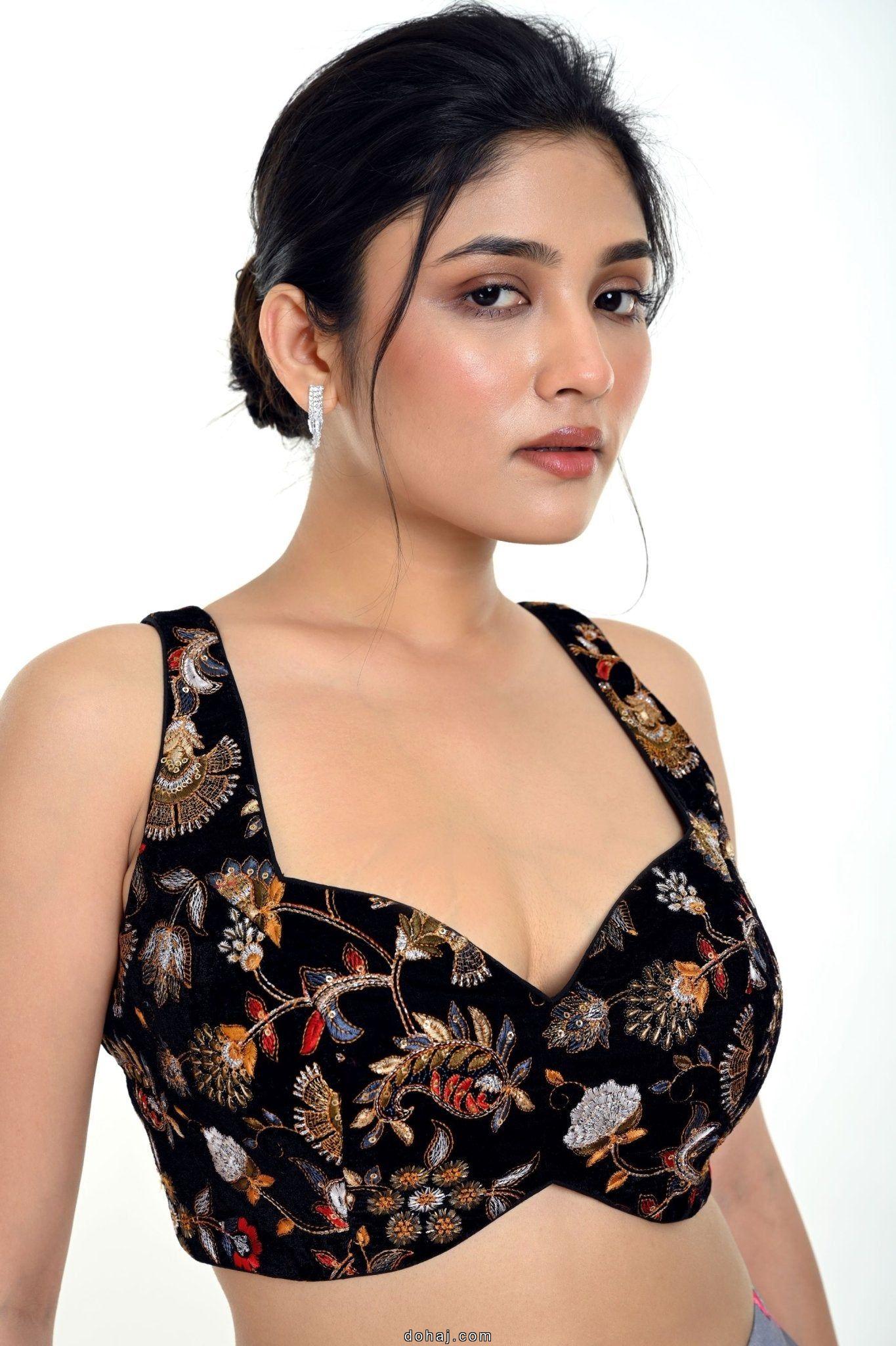 Plain Saree With Sleeveless Blouse