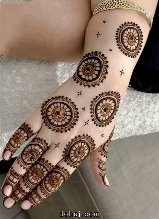 Simple Gol Tikki Mehndi Design Front Hand