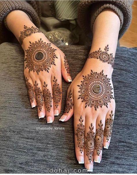 Simple Mehndi Design In Circle Shape